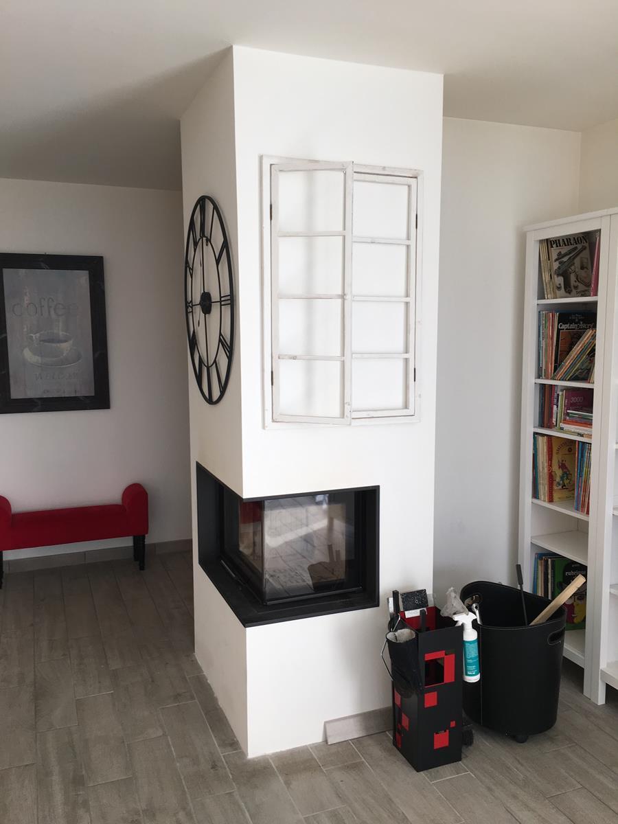 Installation d'une cheminée avec un foyer AR2LE01, système double spin